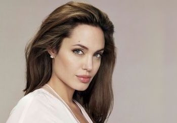 Angelina Jolie, aktris sekaligus tokoh kemanusiaan yang belum lama ini membuat akun Instagram untuk konflik Afganistan/ tugu malang