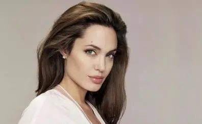 Angelina Jolie, aktris sekaligus tokoh kemanusiaan yang belum lama ini membuat akun Instagram untuk konflik Afganistan/ tugu malang
