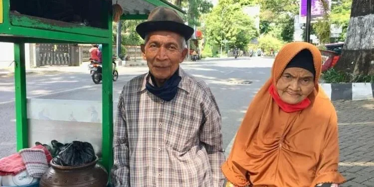 Dompet amal Kakek Satirun, dan Nenek TIah