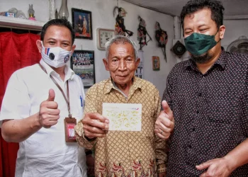 Kakek Satirun - Bank Jatim Malang Buatkan Rekening untuk Kakek Satirun