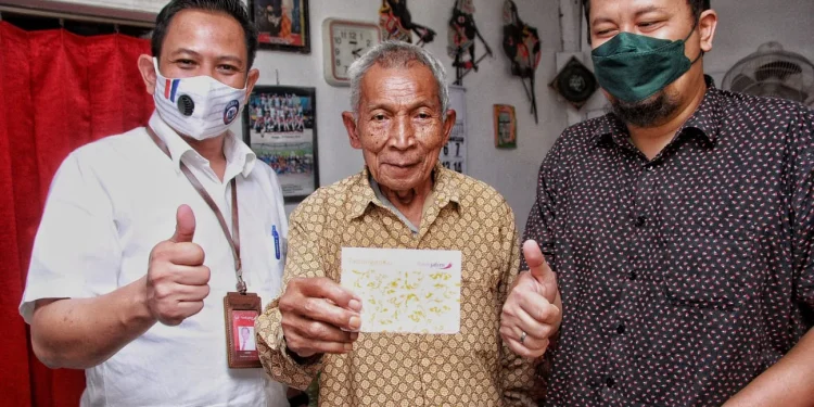 Kakek Satirun - Bank Jatim Malang Buatkan Rekening untuk Kakek Satirun