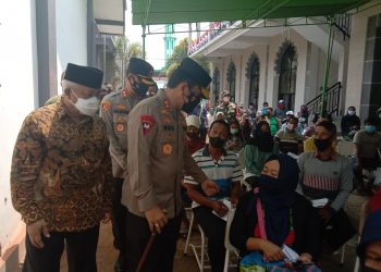 Kapolda Jatim saat menyapa warga di vaksinasi SMK NU 4 Pakis Kabupaten Malang