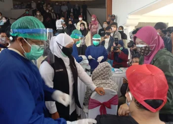 Gubernur Jatim Khofifah Indar Parawansa menyaksikan vaksinasi Nakes dan difabel dosis 3