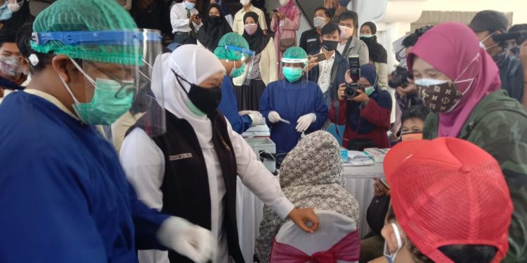 Gubernur Jatim Khofifah Indar Parawansa menyaksikan vaksinasi Nakes dan difabel dosis 3