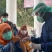 seorang Nakes saat disuntik vaksin