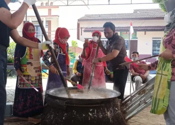 Tradisi mengaduk jenang sesama warga juga untuk memohon yang Maha Kuasa tolak bala