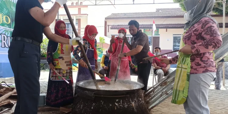 Tradisi mengaduk jenang sesama warga juga untuk memohon yang Maha Kuasa tolak bala