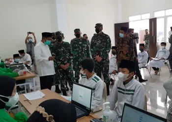 Pangdam Brawijaya Tinjau Vaksinasi Santri Ponpes Al-Izzah Kota Batu