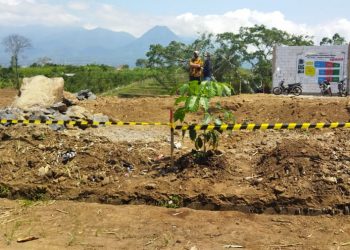 Aktivitas pembangunan perumahan di Dusun Sawahan, Desa Giripurno, Bumiaji, Kota Batu ditutup lantaran tidak punya izin. Foto/Azmy