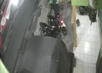 Pencuri motor tertangkap cctv saat jalankan aksinya