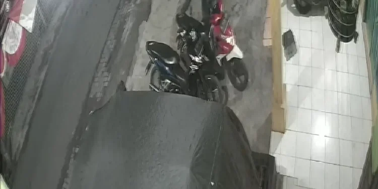 Pencuri motor tertangkap cctv saat jalankan aksinya