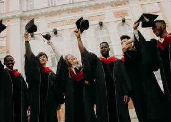 Ilustrasi mahasiswa yang kuliah di Ivy League/tugu malang