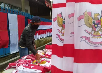 PPKM level 4 mempengaruhi omzet penjualan bendera di Kota batu.