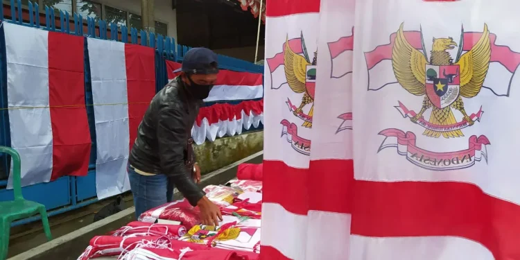 PPKM level 4 mempengaruhi omzet penjualan bendera di Kota batu.