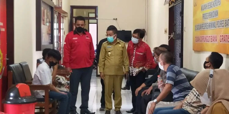 Ketua DPC PDIP Kota Batu Punjul Santoso saat berbicara pada 2 remaja pelaku vandalisme baliho Puan