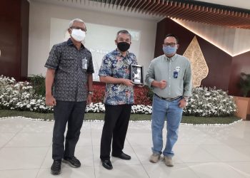 Pakar Komunikasi dan Motivator Nasional Dr Aqua Dwipayana (tengah)  bersama Pimpinan Wilayah BRI Semarang Wahyu Sulistiyono (kanan) dan Kepala Audit Intern BRI Wilayah Semarang  Kaspiyah (kiri).