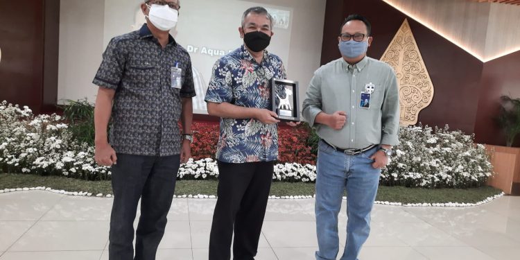 Pakar Komunikasi dan Motivator Nasional Dr Aqua Dwipayana (tengah)  bersama Pimpinan Wilayah BRI Semarang Wahyu Sulistiyono (kanan) dan Kepala Audit Intern BRI Wilayah Semarang  Kaspiyah (kiri).