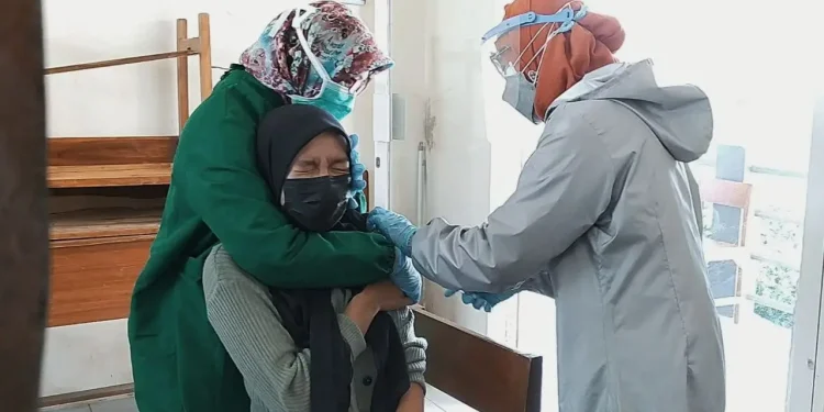 Siswa SMKN 3 Kota Batu saat jalani vaksinasi