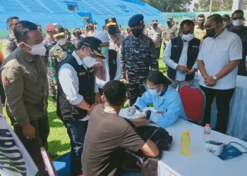 Sutiaji saat melihat proses vaksinasi seorang warganya