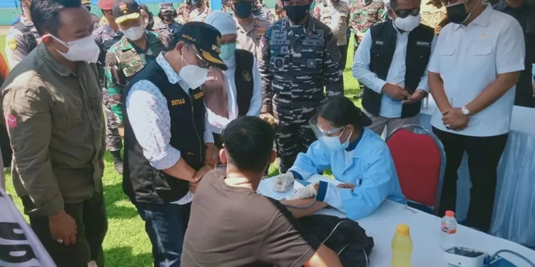 Sutiaji saat melihat proses vaksinasi seorang warganya