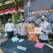 Tersangka yang asal kota Malang tertunduk saat rilis kasusnya di Mapolresta Malang Kota.