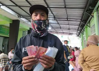 Warga terima bansos refocusing