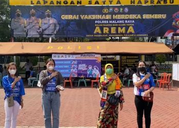 Aremania Kabupaten Malang laksanakan vaksinasi.