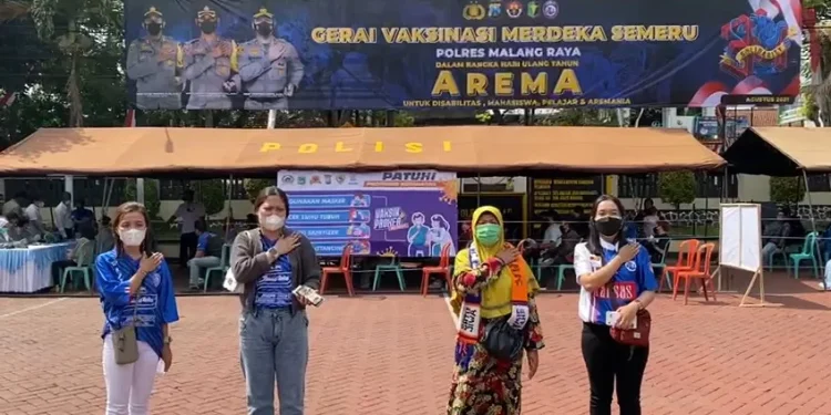 Aremania Kabupaten Malang laksanakan vaksinasi.