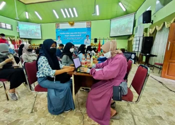 Siswa SMAN 2 menjalani pemeriksaan untuk persiapan vaksinasi.