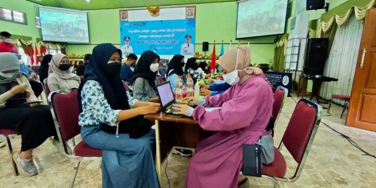 Siswa SMAN 2 menjalani pemeriksaan untuk persiapan vaksinasi.