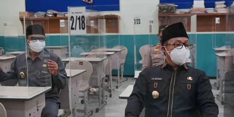 Sutiaji saat mengunjungi SD dan SMP di Kota Malang untuk melihat persiapan Sekolah Tatap Muka