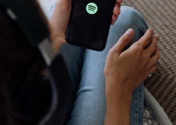 Ilustrasi mendengarkan lagu di Spotify/tugu malang