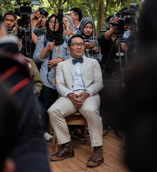 Ridwan Kamil, Gubernur Jawa Barat mengenakan sepatu buatan Exodos57.