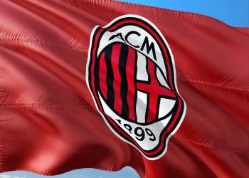 Bendera dan Logo AC Milan berkibar sebagai penanda kembalinya Il Rossoneri ke pentas Champions League/tugu jatim