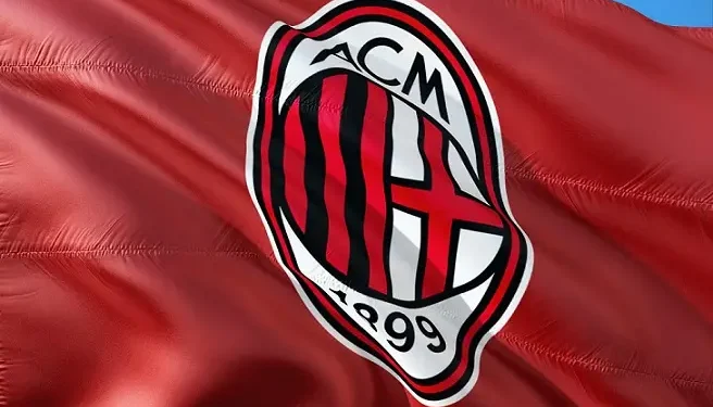 Bendera dan Logo AC Milan berkibar sebagai penanda kembalinya Il Rossoneri ke pentas Champions League/tugu jatim