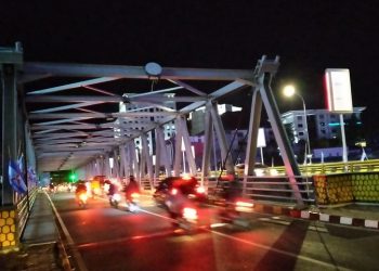Jembatan Sukarno-Hatta (Suhat) Kota Malang tampak pada malam hari/tugu malang
