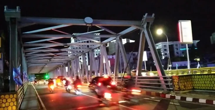 Jembatan Sukarno-Hatta (Suhat) Kota Malang tampak pada malam hari/tugu malang