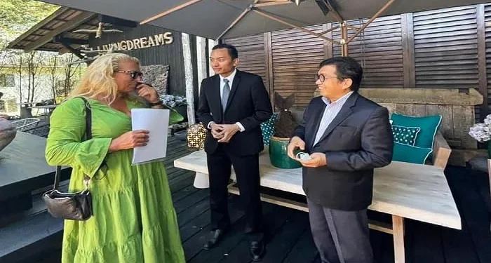 Duta besar Indonesia untuk Swiss, Muliaman Hadad (kanan), berbincang bersama Nicole Hoch (kiri), perwakilan Living Dream/tugu malang
