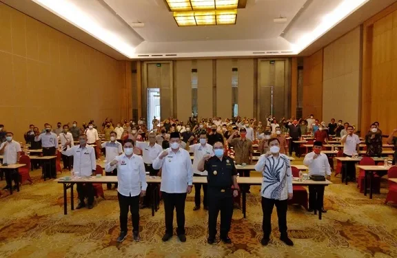 Dari kiri : Kepala Diskominfo Kabupaten Malang M Nur Fuad Fauzi, Wakil Bupati Kabupaten Malang Drs H Didik Gatot Subroto SH MH, Kepala KPP Bea dan Cukai Tipe Madya Cukai Malang Gunawan Tri Wibowo SE, serta Sekretaris Komisi III DPRD Kabupaten Malang Amarta Faza dalam sosialisasi program Gempur Rokok Ilegal yang dilakukan Diskominfo Kabupaten Malang bersama Kantor Pengawasan dan Pelayanan (KPP) Bea Cukai Tipe Madya Cukai Malang/tugu malang