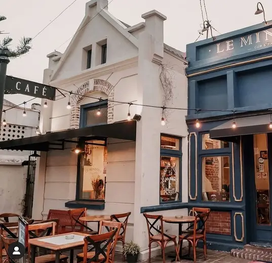Le Mindoni cocok untuk menikmati secangkir kopi serta Pretzel khas Jerman yang nikmat/tugu malang