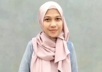 Syafura Az-Zahra, member Pondok Inspirasi yang berhasil meraih juara satu KTI IMACOM (Imatelki Competition)/tugu malang