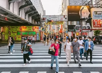 Salah satu potret orang Jepang yang suka berjalan kaki untuk menjaga kesehatan tubuhnya/tugu malang