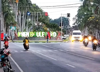 Suasana jalan Idjen Kota Malang di sore hari tampak sejuk dan ramai kendaraan/tugu malang
