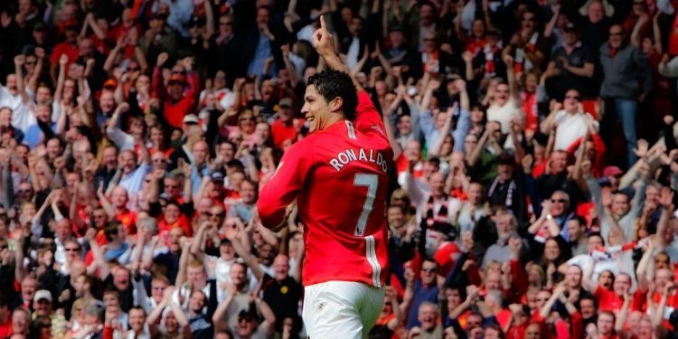 Cristiano Ronaldo saat mengenakan seragam merah Manchester United beberapa tahun silam. Musim ini, Ronaldo juga bakal kembali mengenakan seragam nomor punggung 7 miliknya