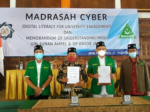 MoU oleh Rektor UIN Sunan Ampel, Surabaya, Prof Masdar Hilmy S.Ag, MA, Ph.D (dua dari kiri), Ketua PW Ansor Jawa Timur Syafiq Syauqi, dan disaksikan Wakil Ketua Ansor Mahdi El Kherid