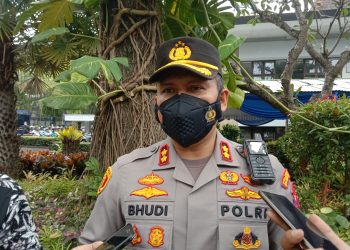 Kapolresta Malang Kota memberikan keterangan pada wartawan terkait kasus fetish mukena.