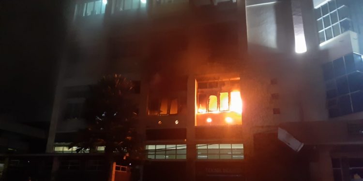 Kobaran api yang membakar Gedung Fakultas Teknik UB. Foto: istimewa 