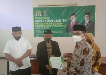 Penyerahan SK Penerima PIP oleh Anggota Komisi X DPR RI, M. Hasanuddin Wahid, M.Hum kepada Kepala Sekolah di Malang Raya