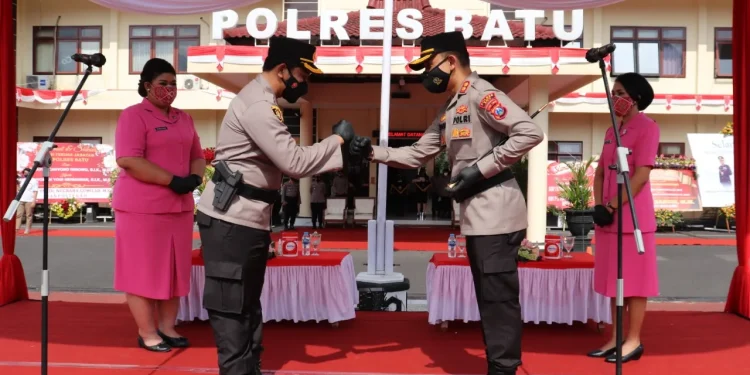 AKBP Catur dan AKBP Yogi berjabat tangan dalam momen serah terima jabatan Kapolres Batu, pada Rabu (15/9/2021). Foto: Humas Polres Batu