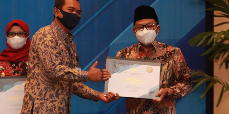 Kota Malang menerima penghargaan TPID dari Kementerian Koordinator Bidang Perekonomian RI
